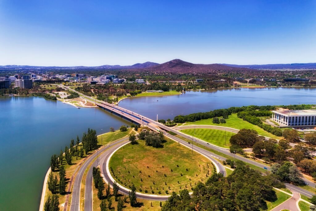 Commonwealth,Avenue,And,Bridge,Over,Burley,Griffin,Lake,In,Canberra